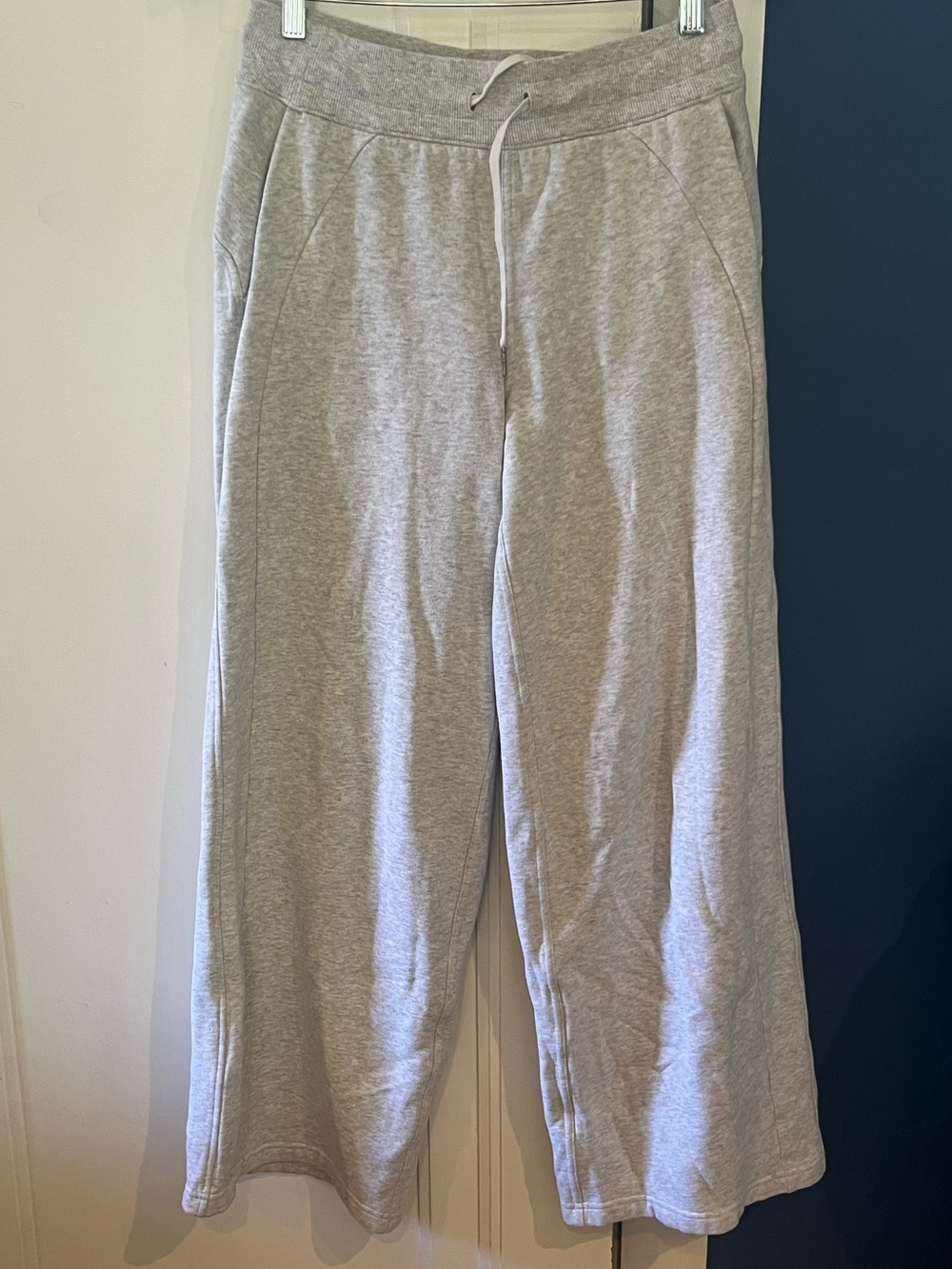 Women Lululemon scuba mid rise wide lenght pants. Size M-6 in gray